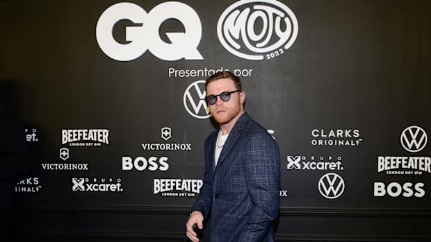Canelo Álvarez en evento de GQ con traje y lentes